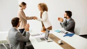 colaboradores celebram e exaltam uma liderança ética